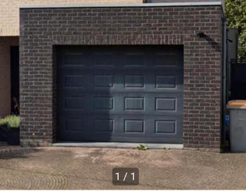 garagepoort 3m op 2.20m in goede staat beschikbaar voor biedingen