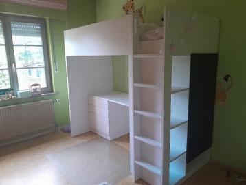 Volledige kinderkamer met witte kast, commode en hoogslaper disponible aux enchères