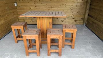 Hoge tuintafel met 4 krukjes beschikbaar voor biedingen