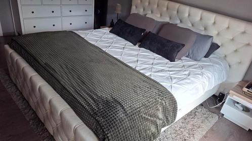 Bed luxe design te koop  . nachtkastjes.lusters en tapijten, Huis en Inrichting, Slaapkamer | Boxsprings, Zo goed als nieuw, Ophalen
