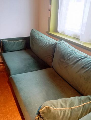 Velvet groene zetel beschikbaar voor biedingen