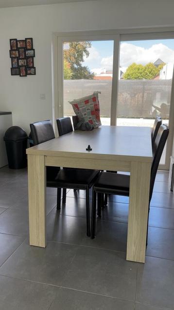 Table + chaises et vitrine beschikbaar voor biedingen