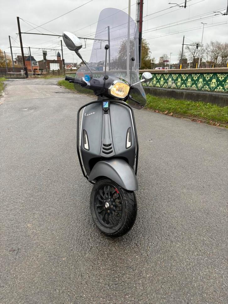 Nette vespa sprint (B klasse), Fietsen en Brommers, Scooters | Vespa, Zo goed als nieuw, Ophalen