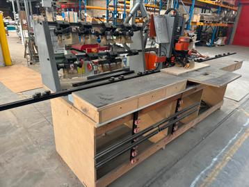 Machine à rangées Blum Hole et à charnières pour pots disponible aux enchères