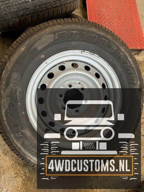 Set banden en stalen velgen Bridgestone dueler H/T 245/70R17, Auto-onderdelen, Banden en Velgen, Banden en Velgen, All Season