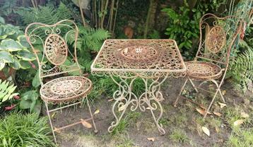 prachtig vintage tuinset, metalen stoelen en tafel beschikbaar voor biedingen