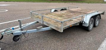 Aanhangwagen plateau machinelader beschikbaar voor biedingen