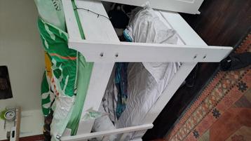 Wit stapelbed in hout beschikbaar voor biedingen