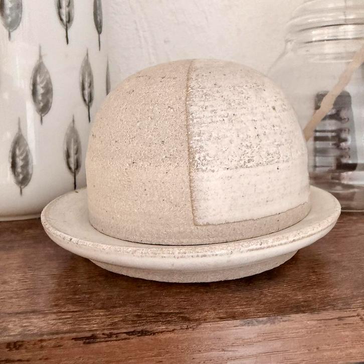Beurrier en céramique artisanale – style naturel, Maison & Meubles, Cuisine | Vaisselle, Céramique, Enlèvement