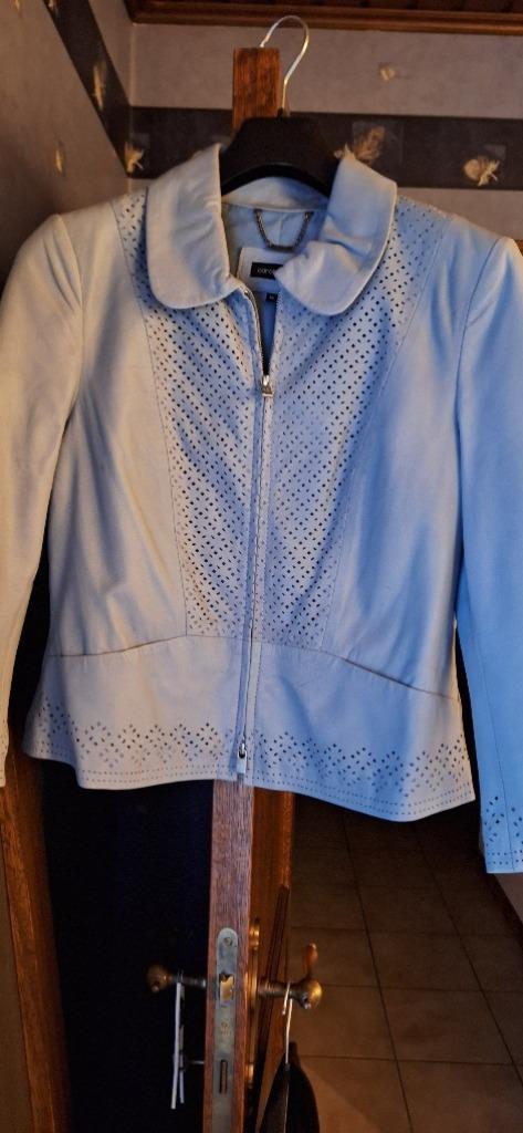 Caroline Biss lichtblauw vest in leder maat 40, Kleding | Dames, Truien en Vesten, Zo goed als nieuw, Maat 38/40 (M), Blauw, Verzenden