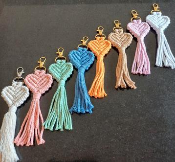 Macramé sleutelhanger met hart  beschikbaar voor biedingen