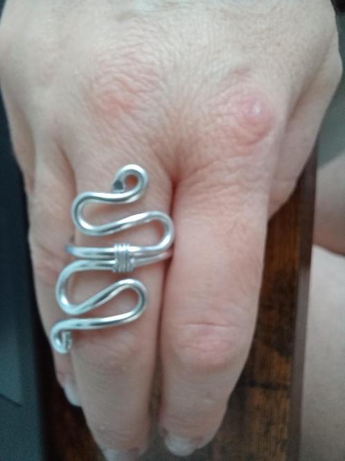 Zilverkleurige ring - small snake (mt 57), Handtassen en Accessoires, Ringen, Nieuw, Dame, 18 tot 19, Zilver, Overige materialen