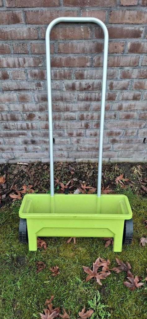Gras zaaier / strooiwagen met wielen – goede staat, Tuin en Terras, Hand-tuingereedschap, Ophalen