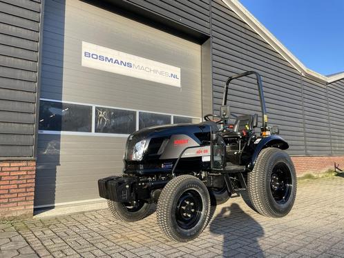 KNEGT 404 BLACK edition 4WD 40 PK compact tractor NIEUW, Articles professionnels, Agriculture | Tracteurs, jusqu'à 2500, Autres marques