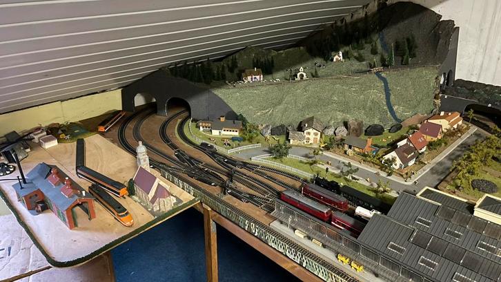 Circuit train HO avec maquettes, rails, trains,… JOUEF LIMA, Hobby en Vrije tijd, Modeltreinen | H0, Rails, Jouef, Ophalen