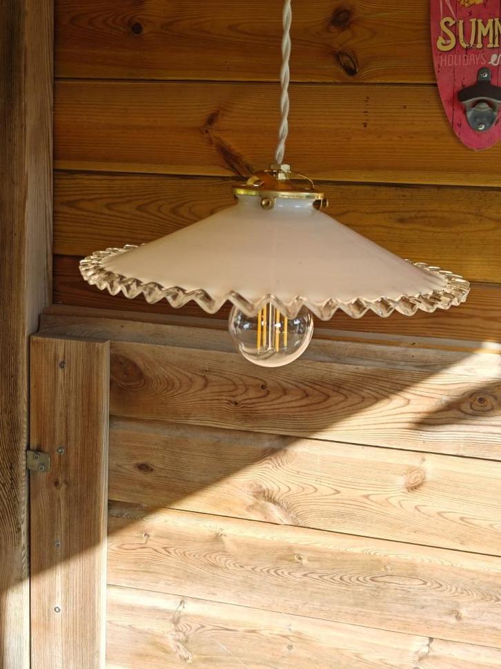 VINTAGE HANGLAMP MET WIT GEKARTELD OPALINEGLAS, Antiek en Kunst, Antiek | Verlichting, Ophalen of Verzenden