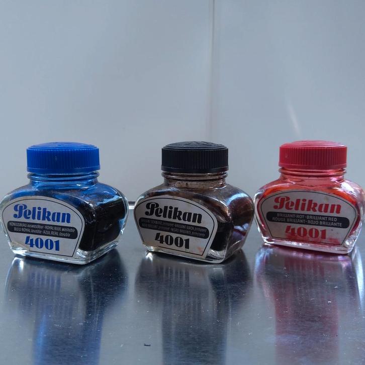 3 vintageflesjes "Pelikan" vulpeninkt: rood-blauw -zwart., Verzamelen, Pennenverzamelingen, Gebruikt, Ophalen of Verzenden
