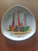 Wandbord met kleurrijke zeilbootjes, Antiquités & Art, Antiquités | Assiettes décoratives & Carrelages, Enlèvement