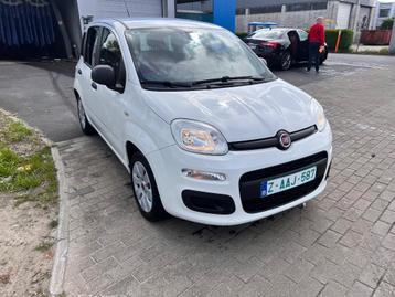 La belle Fiat Panda est inspectée avant la vente et ne prend