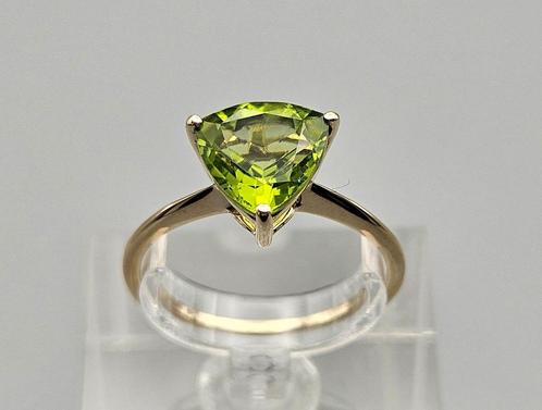 Gouden Vintage ring met edelsteen peridot. 2025/357, Handtassen en Accessoires, Ringen, Zo goed als nieuw, Dame, 18 tot 19, Groen