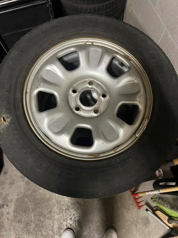 Goede staat Dacia velgen met goede banden beschikbaar voor biedingen