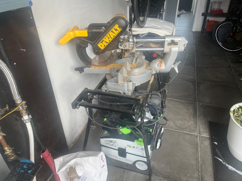 Zaagmachine met tafel DeWALT, Ophalen