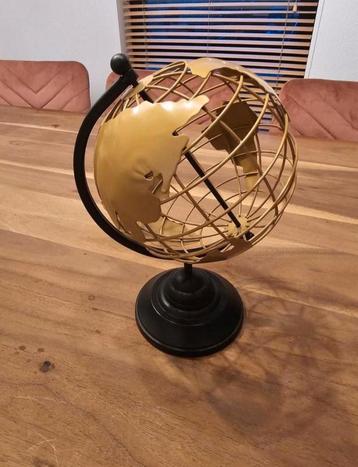 Globe en or noir