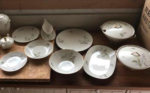 Eetservies 12 pers. van Bavaria Johann Seltmann Vohenstrauss, Antiek en Kunst, Antiek | Schalen, Ophalen of Verzenden