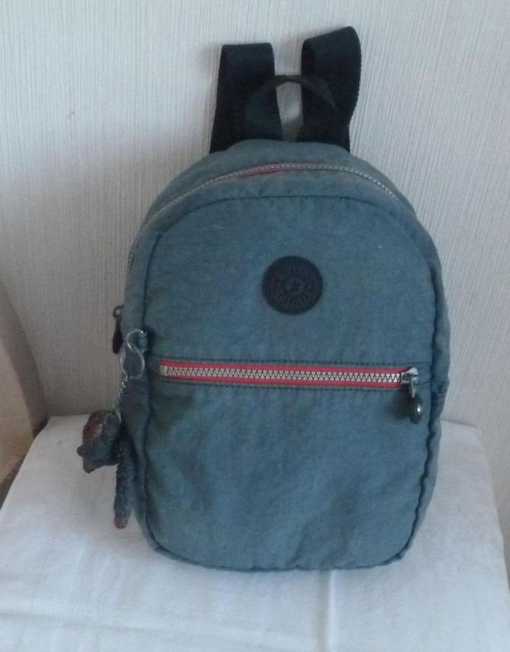 Kipling kleine rugzak in petrol met rode ritssluiting + aap, Handtassen en Accessoires, Tassen | Rugtassen, Gebruikt, Kipling