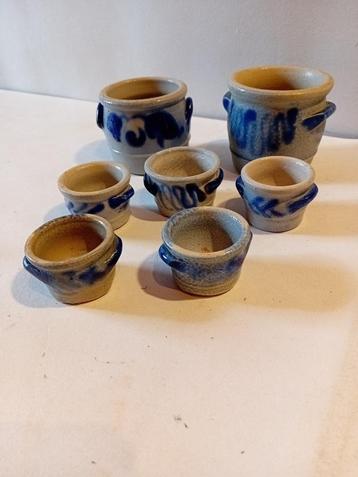 Set kleine aardewerken potten