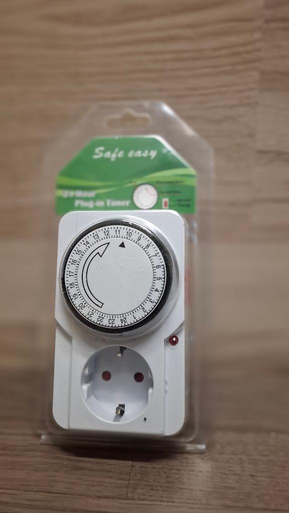 Mechanische dagtimer met schakelaar, Doe-het-zelf en Bouw, Elektriciteit en Kabels, Nieuw, Schakelaar, Ophalen of Verzenden