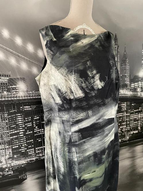 prachtig kleed van het merk Just in Case - 42, Kleding | Dames, Jurken, Zo goed als nieuw, Maat 42/44 (L), Zwart, Onder de knie