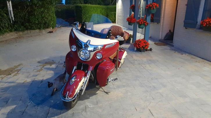 Moto Indian Roadmaster rouge indian et ivoire ,27160km, Motos, Motos | Marques Autre, Particulier, Chopper, ABS, Régulateur de vitesse