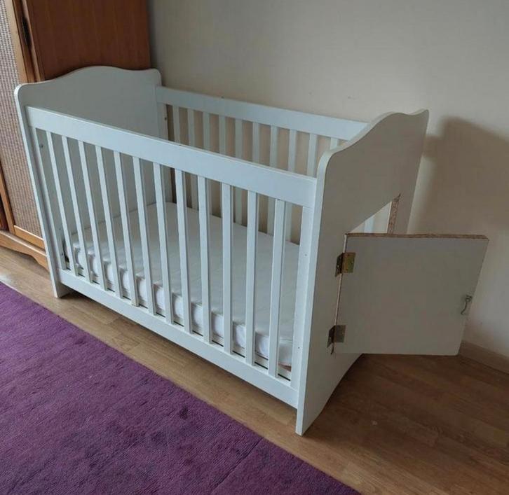 Babybedje met deurtje, Kinderen en Baby's, Kinderkamer | Bedden, Gebruikt, Matras, Ophalen