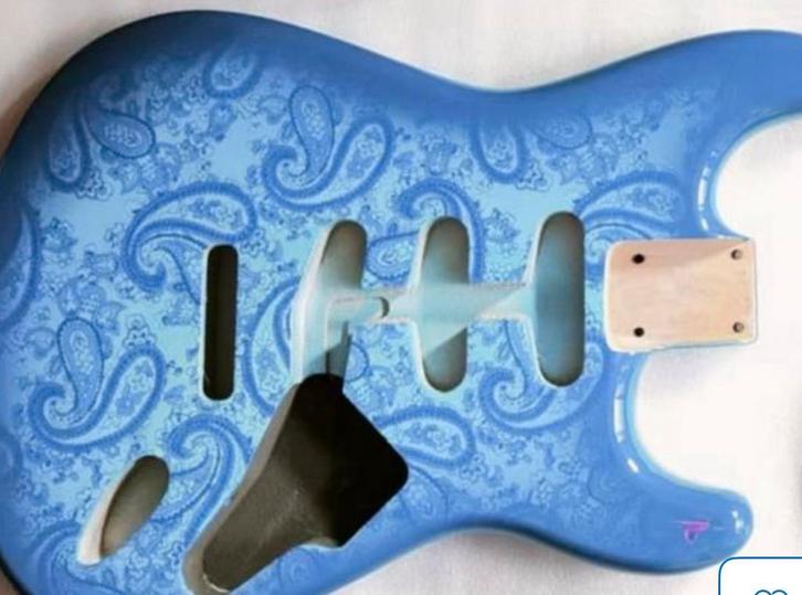 Stratocaster Blue Paisley body, Musique & Instruments, Instruments | Pièces, Envoi