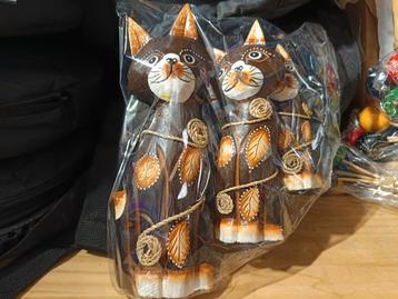 Lot de 3 chats 20/15/12 cm en bois d albesia motifs variés  beschikbaar voor biedingen