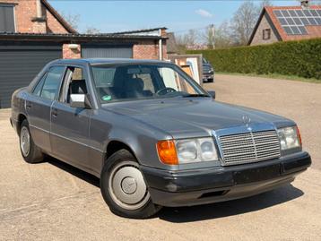 MERCEDES E200 Benzine Oldtimer beschikbaar voor biedingen