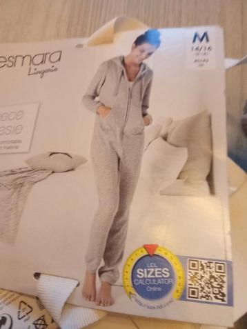 Nieuwe onesie medium  beschikbaar voor biedingen
