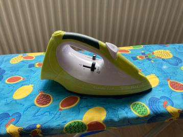 Speelgoed strijkijzer en strijkplank beschikbaar voor biedingen