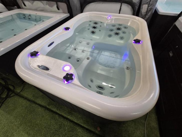 3 persoons Balboa spa AANBIEDING NU VOOR 2600 EURO‼️, Tuin en Terras, Bubbelbaden en Hottubs, Ophalen of Verzenden