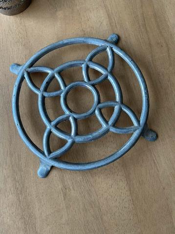 Vintage aluminium pannen/ potten onderzetter beschikbaar voor biedingen