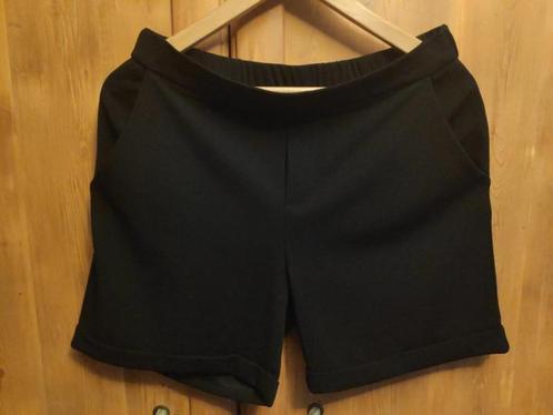 Zwarte short Jacqueline de Yong, Kleding | Dames, Broeken en Pantalons, Zo goed als nieuw, Zwart, Ophalen of Verzenden