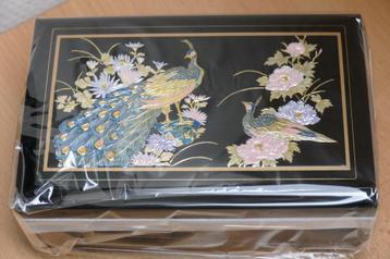 Muziekdoos zwart gelakt hout met inlegwerk koppel pauwen beschikbaar voor biedingen