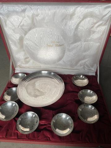 tasses argentées, Enlèvement, Argent