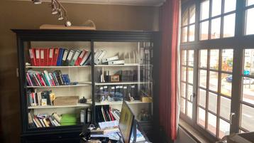 boekenkast vitrinekast beschikbaar voor biedingen