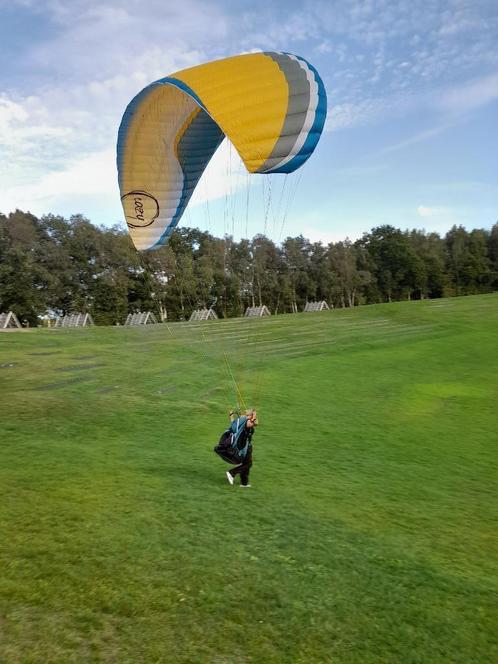 Paraglidingset voor beginnende dames/lichtgewichten, Sport en Fitness, Zweefvliegen en Paragliding, Zo goed als nieuw, Complete paraglider