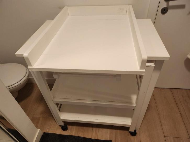 Witte Luiertafel met appart bad op wieltjes inschuifbaar, Kinderen en Baby's, Kinderkamer | Commodes en Kasten, Zo goed als nieuw