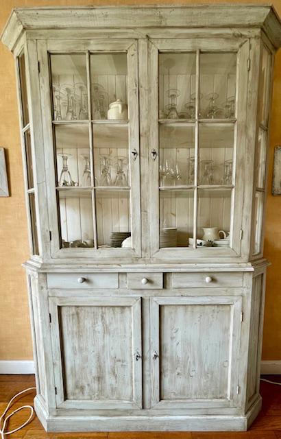 Landelijke vitrinekast in witte/beige verweerde look, Huis en Inrichting, Kasten | Buffetkasten, Zo goed als nieuw, 200 cm of meer