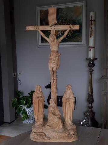 Jésus en bois sur la croix, belle œuvre d'art