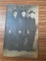heel oude fotokaart 3 heren kostuum - photo Van Hoffelen, Verzamelen, Foto, Ophalen of Verzenden, Zo goed als nieuw, Voor 1940